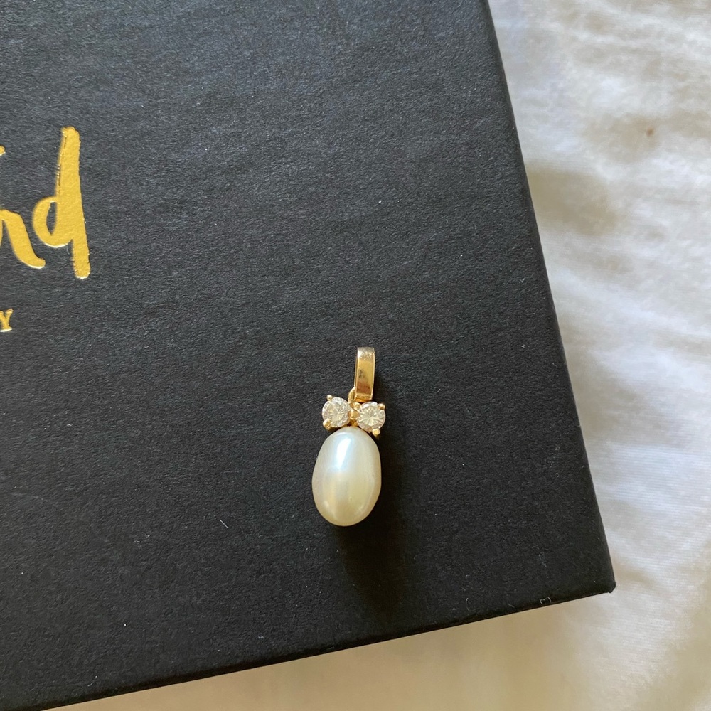 Genuine pearl 14k solid yellow gold pendant